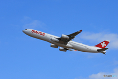  「晴れ」 SWISS A340-313 HB-JMA 離陸