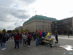 ベルリン（９６）「パリ広場」・デモの準備中でした