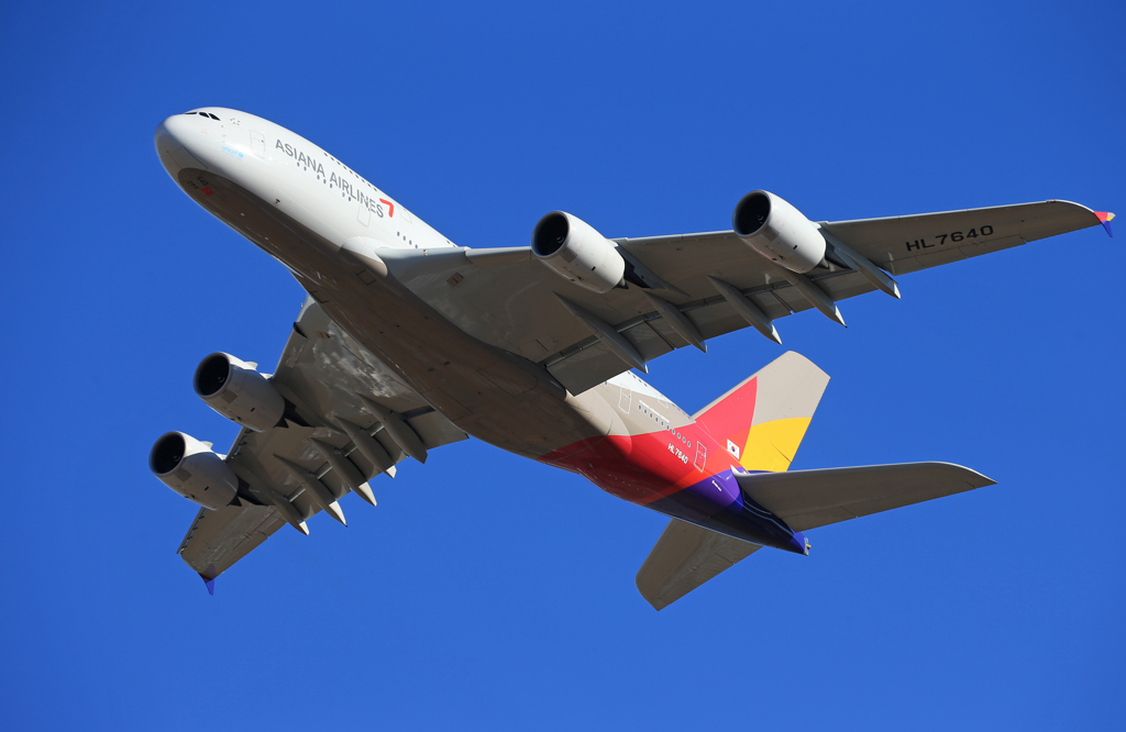 「青い空」が一番 ASIANA A380-841 離陸