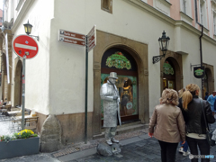 動かない人(104)写真撮ったら５ユーロでした！