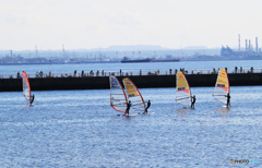 [青い空]　 のどかな 釣り人と・ ウインドサーフィン
