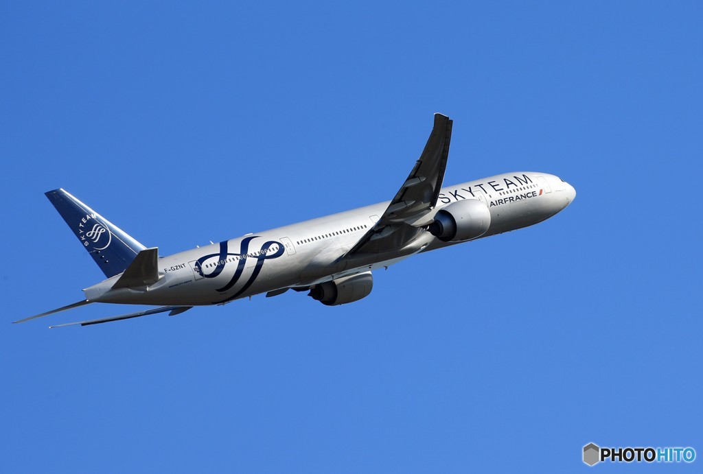 「真青の空」 Air France SKY 777-328 F-GZNT 飛行