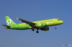 「青の空」S7航空 A320-214 VQ-BOA Landing 