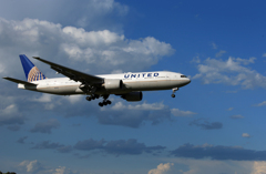 「青」 UNITED 777-222 N221UA 着陸