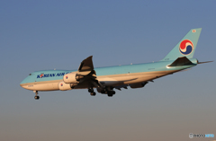 「ブルー」 Korean 747-8 HL7609 着陸です