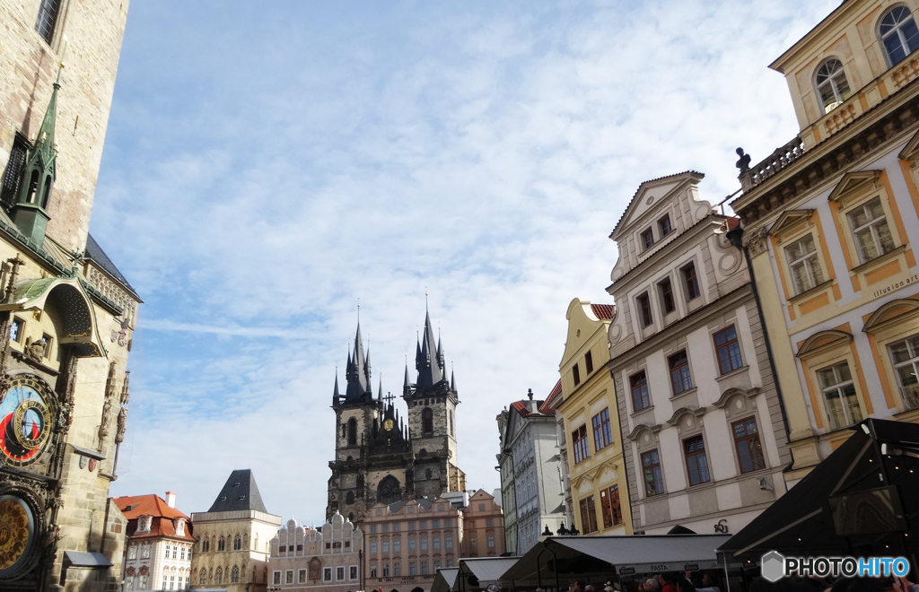 チェコ（８１１）プラハの教会と青い空