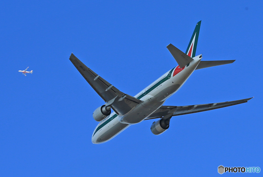 [青い空] Alitalia 777-200 クロス 離陸