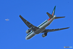 [青い空] Alitalia 777-200 クロス 離陸