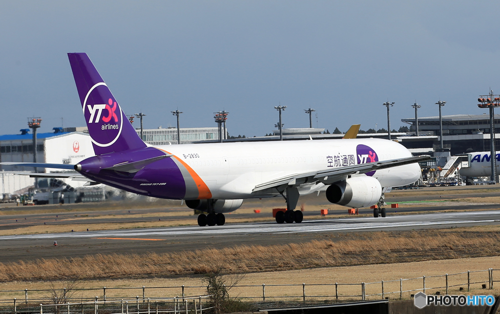 「雨」 YTO Cargo 757-28S B-2830 出発です