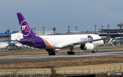 「雨」 YTO Cargo 757-28S B-2830 出発です