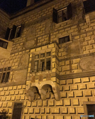 チェコ南部（８５０）チェスキー・クルムロフ城　夜の壁を見る？