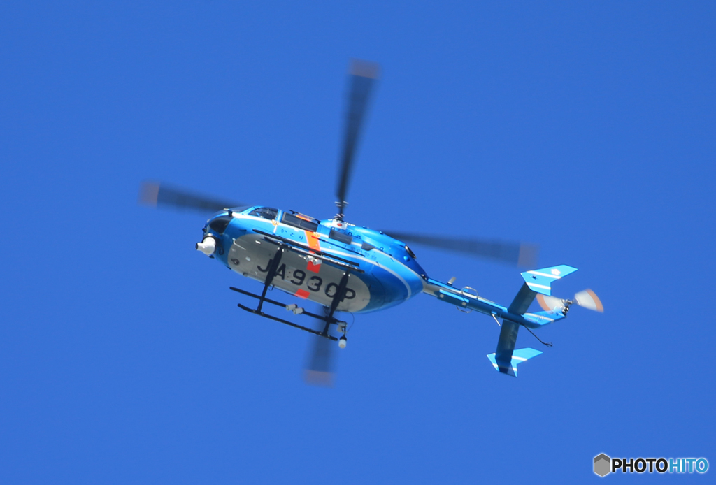 「青色」ヘリコプター飛来　県警ヘリ　/　かとり