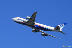 [青い空]  NCA 747-8KZF JA18KZ 離陸