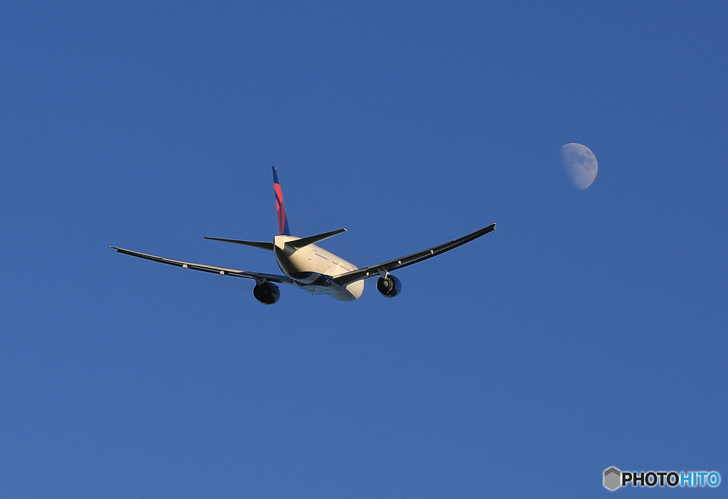 「スカイ」  DELTA と月  飛び立ちです 