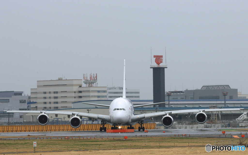 「雨」 malaysia A380-841 9M-MND 出発