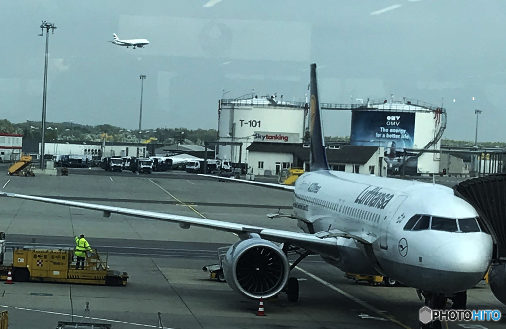 ☮  ウイーン国際空港で　着陸機を撮る　✈