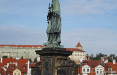 チェコ  (1198)　プラハ・カレル橋からの眺め（聖像）