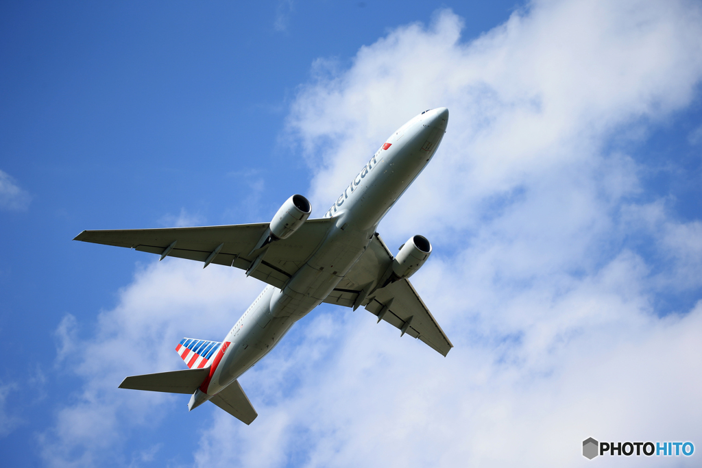 「青空」American 777-223 N779AN  飛ぶ　