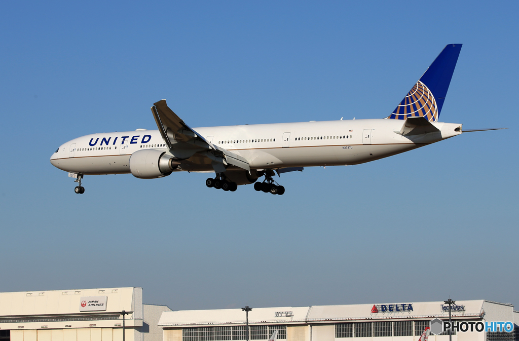 「スカイ」 United 777-322 N2747U Landing 