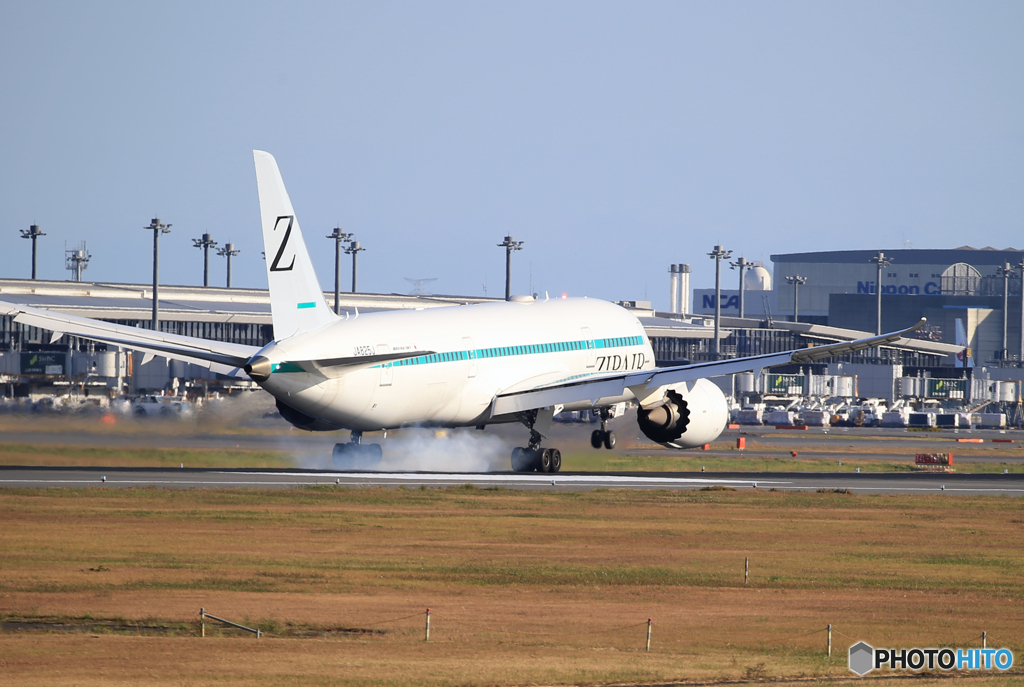「青が好き」ZIPAIR 787-8 JA825J  着陸します
