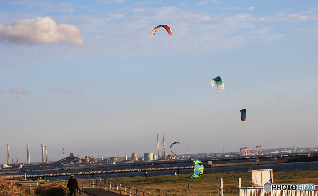 「群青」　海のスポーツ　カイトサーフィンの風景