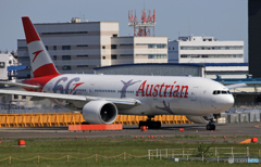 「青色が好き」Austrian 777-2Q8 60Th OE-LPF 出発