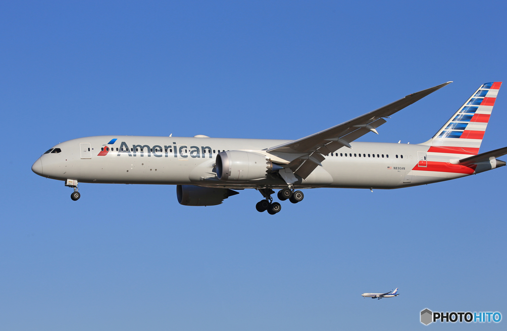「群青色」 American 787-9 N830AN 着地前