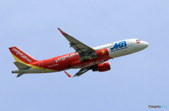 「SKY」 Viet Jet A320-214 VN-A675 飛び立ちです