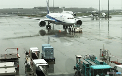 「Landing」羽田空港に　着いたら雨でした！