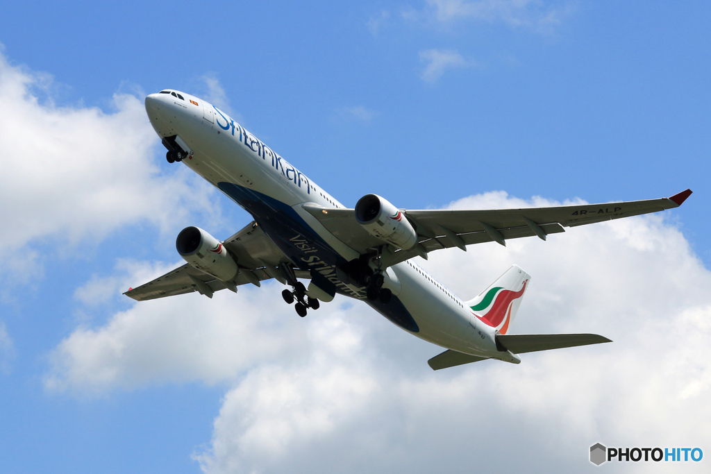 「真青の空」 SriLankan A330-343 4R-ALP飛行