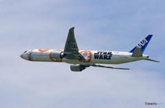 「お盆です」 ANA 「STAR WARS」777-381出発です 