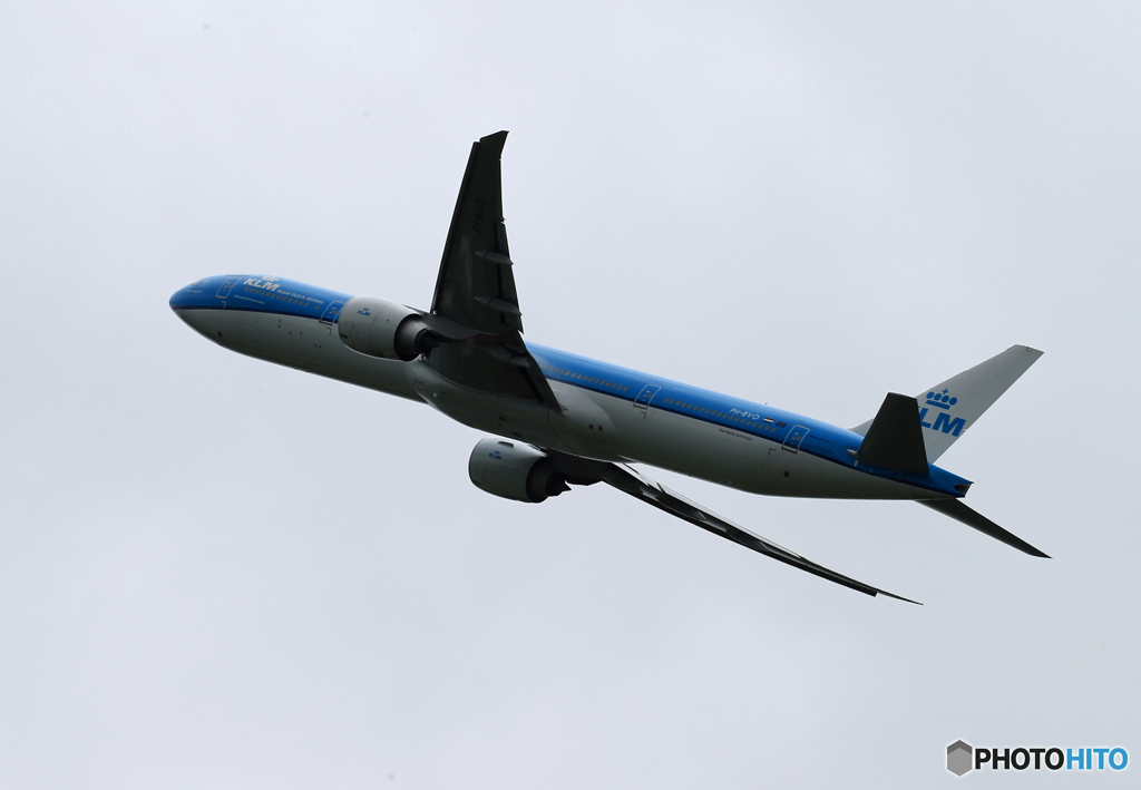 「くもり」KLM 777-200 PH-BVO Takeoff  