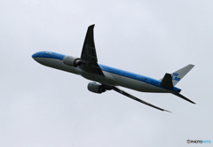 「くもり」KLM 777-200 PH-BVO Takeoff  