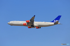 「SKY」 SAS A340-313 OY-KBA 出発です