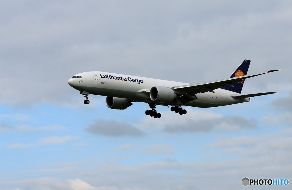 「曇り」 Lufthansa 777-FBT D-ALFD  Landing