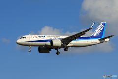 「ブルー」 ANA A320-271N JA215A 来た～