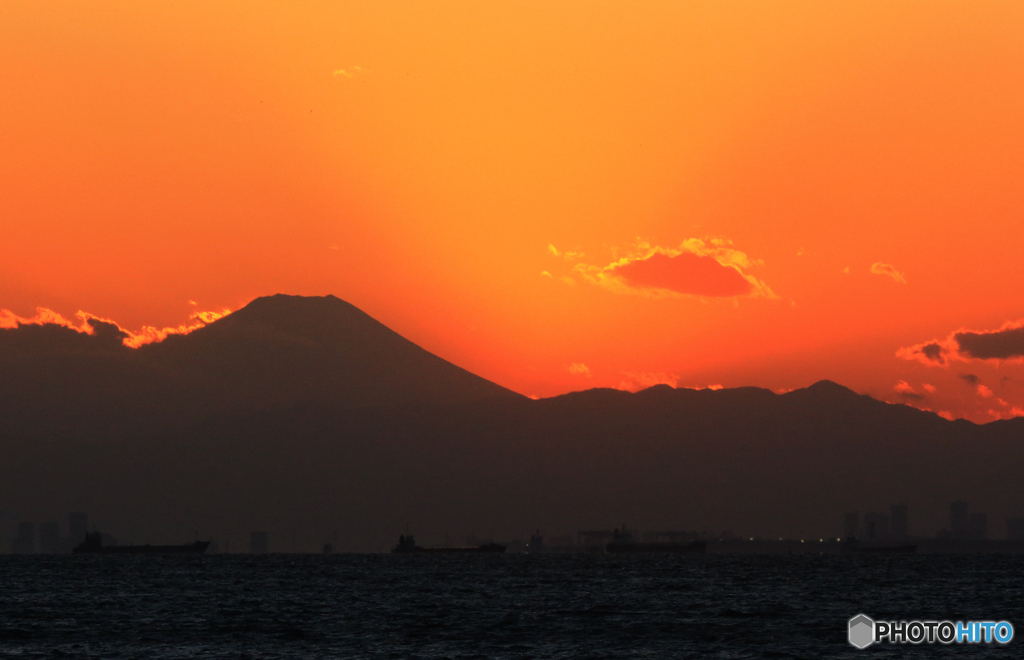 「SKY」東 京 湾 の 夕 暮 れ と Fujiyama