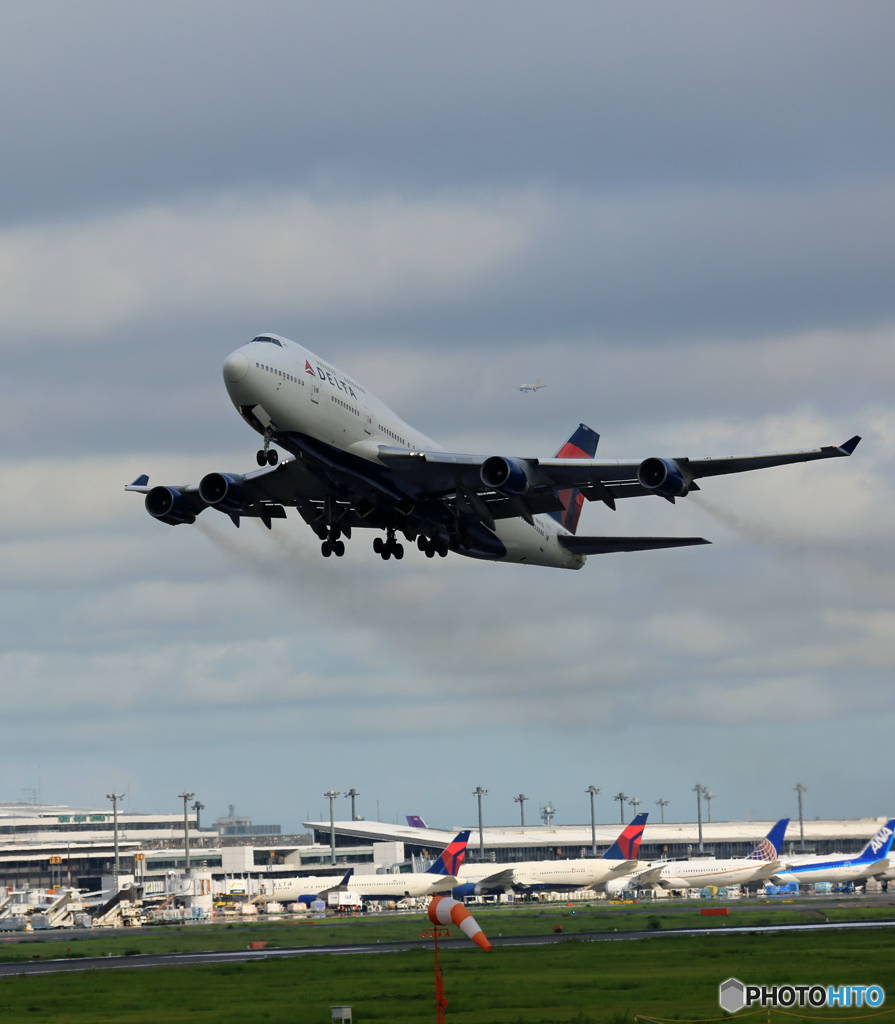 「青色が好き」DELTA 747-400 N667USスモーク Takeoff