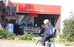 「青い日」浜辺のカフェとサイクリング