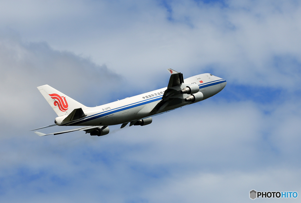 「真青の空」 AIR CHINA 747-400 B-2475 飛ぶ