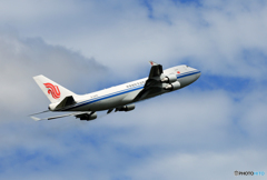 「真青の空」 AIR CHINA 747-400 B-2475 飛ぶ