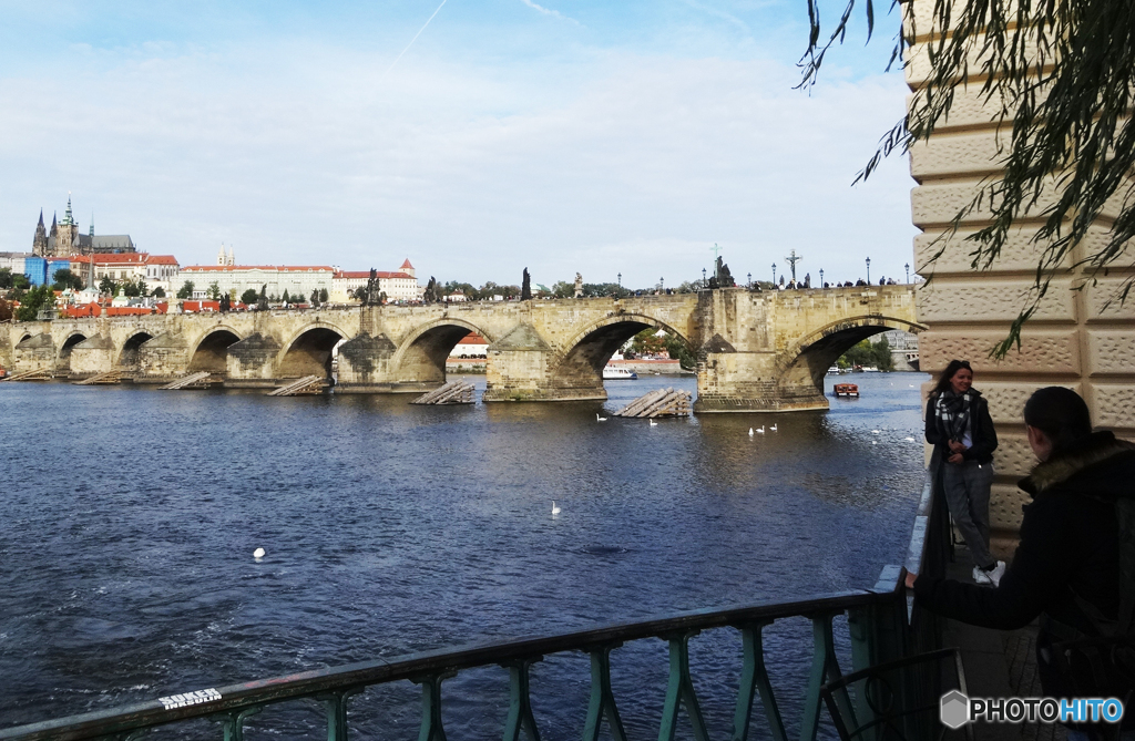 チェコ（８００）プラハのカレル橋で記念撮影