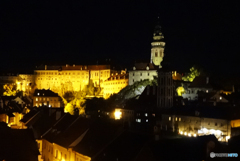 チェコ南部（７６７）夜のチェスキー・クルムロフ城　