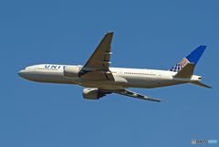 「晴れ」 UNITED 777-222 N777UA 飛び立ちです