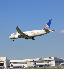 「真青の空」 UNITED 787-8 N28912 着陸します
