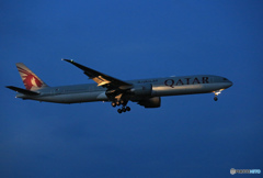 「ぶるー」 QATAR 777-3DZ A7-BAK 着地前 