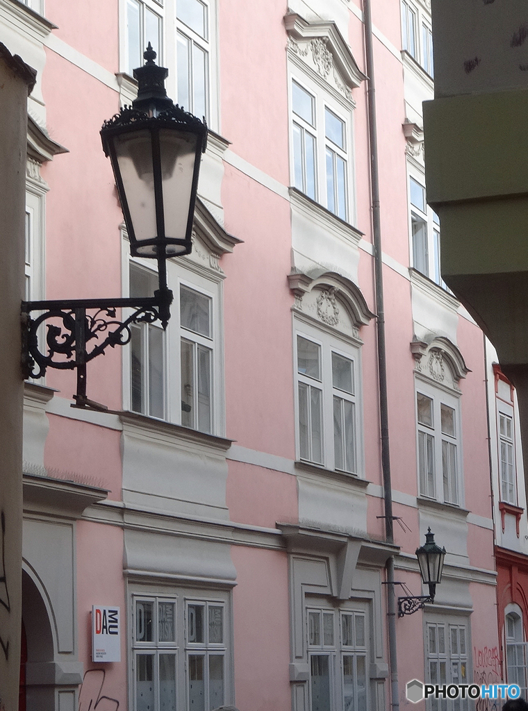 チェコ（８９８）プラハ・淡い色の街並み