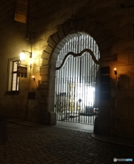 チェスキー・クルムロフ（１０７）夜のレストラン入口