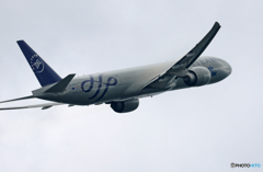 「良い空～」 KLM SKY 777-306 PH-BVD飛ぶ