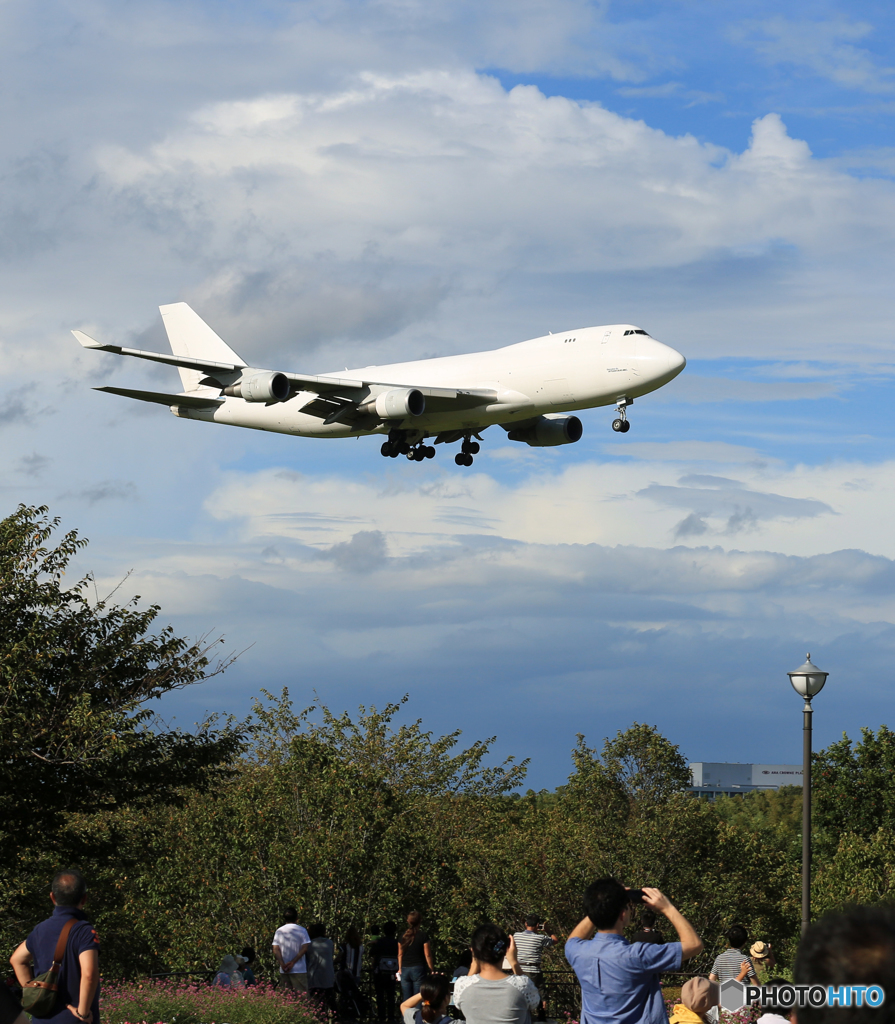 「青い空」が一番ホワイトアトラス 747-400  Landing